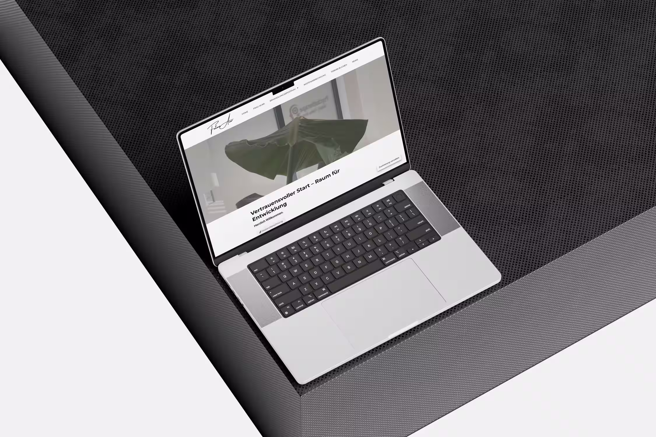 Praxis Acar, dargestellt in einem Laptop-Mockup