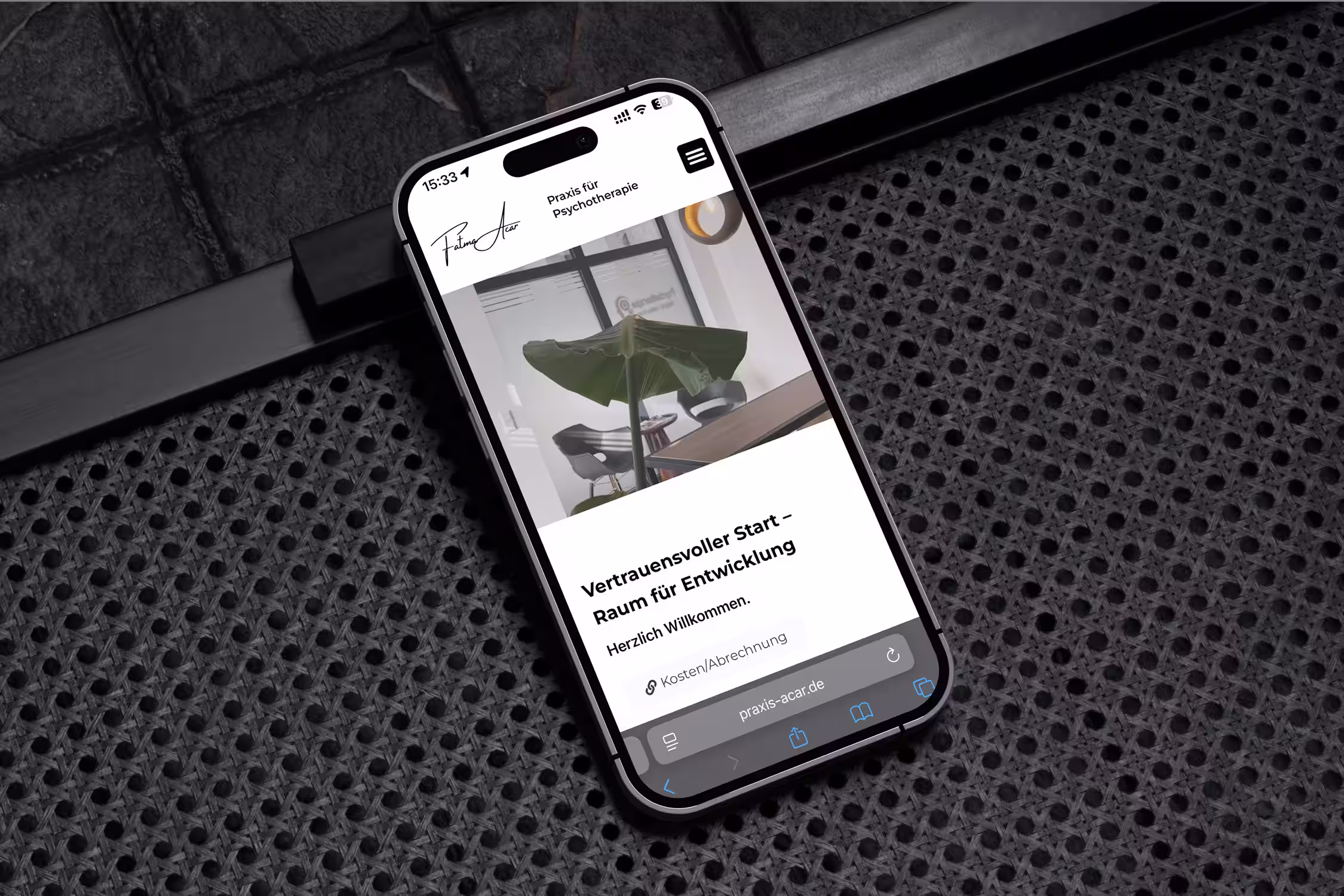 Praxis Acar, dargestellt in einem iPhone-Mockup