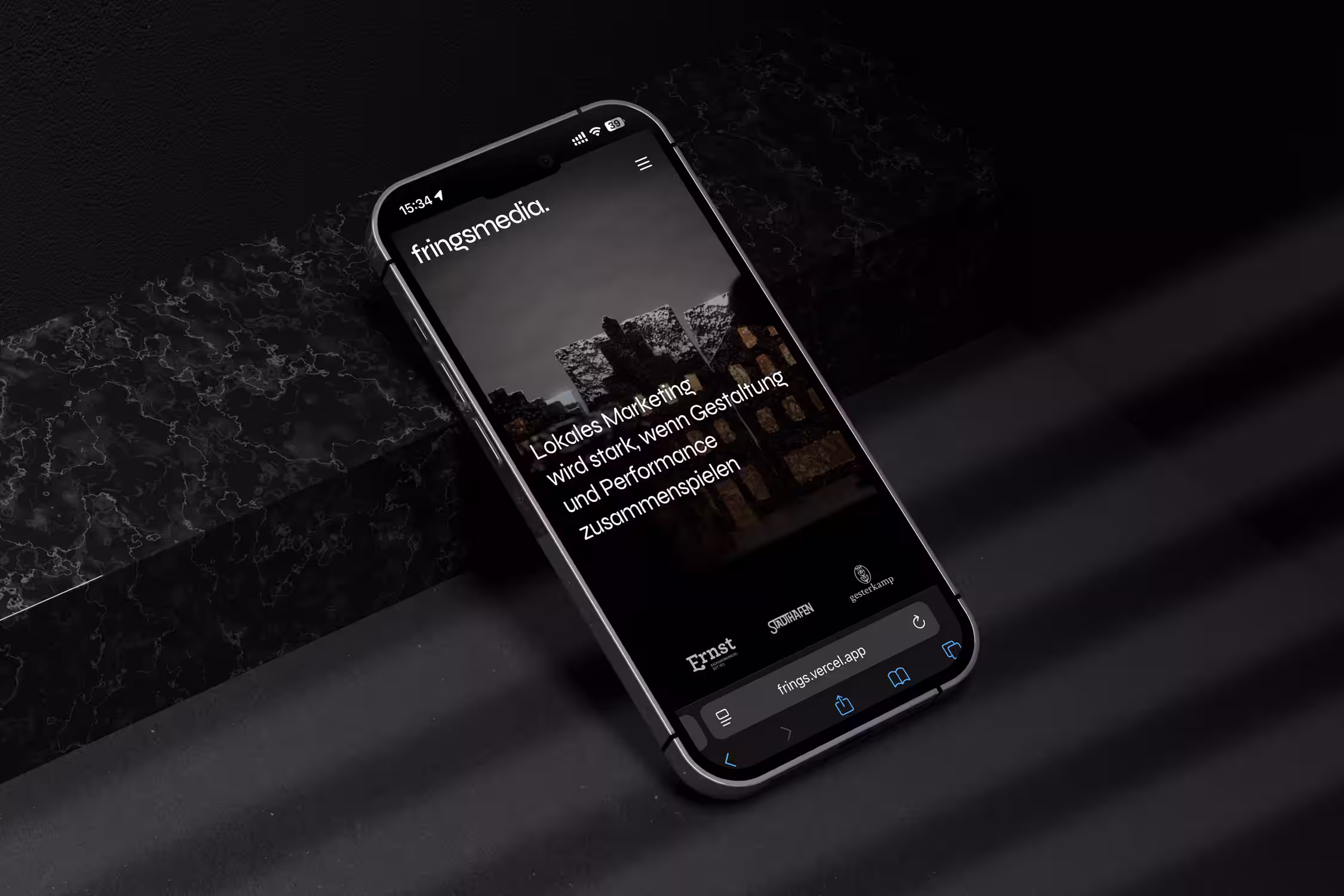 Frings Media, dargestellt in einem iPhone-Mockup