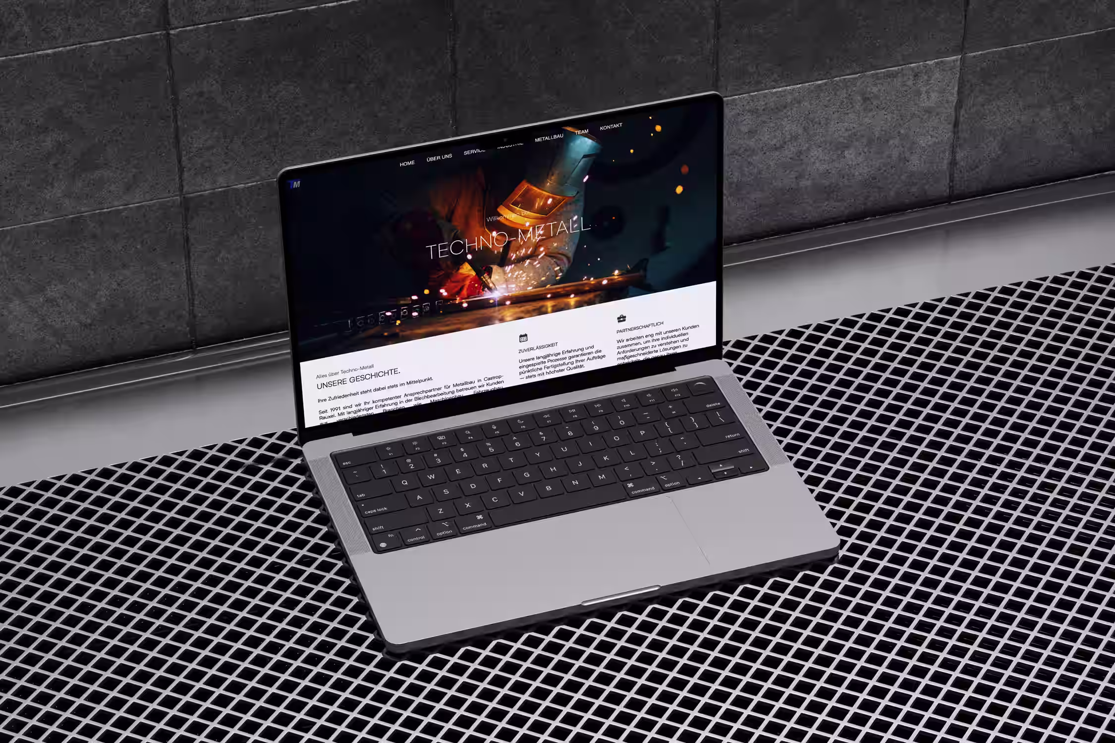 Techno-Metall, dargestellt in einem Laptop-Mockup